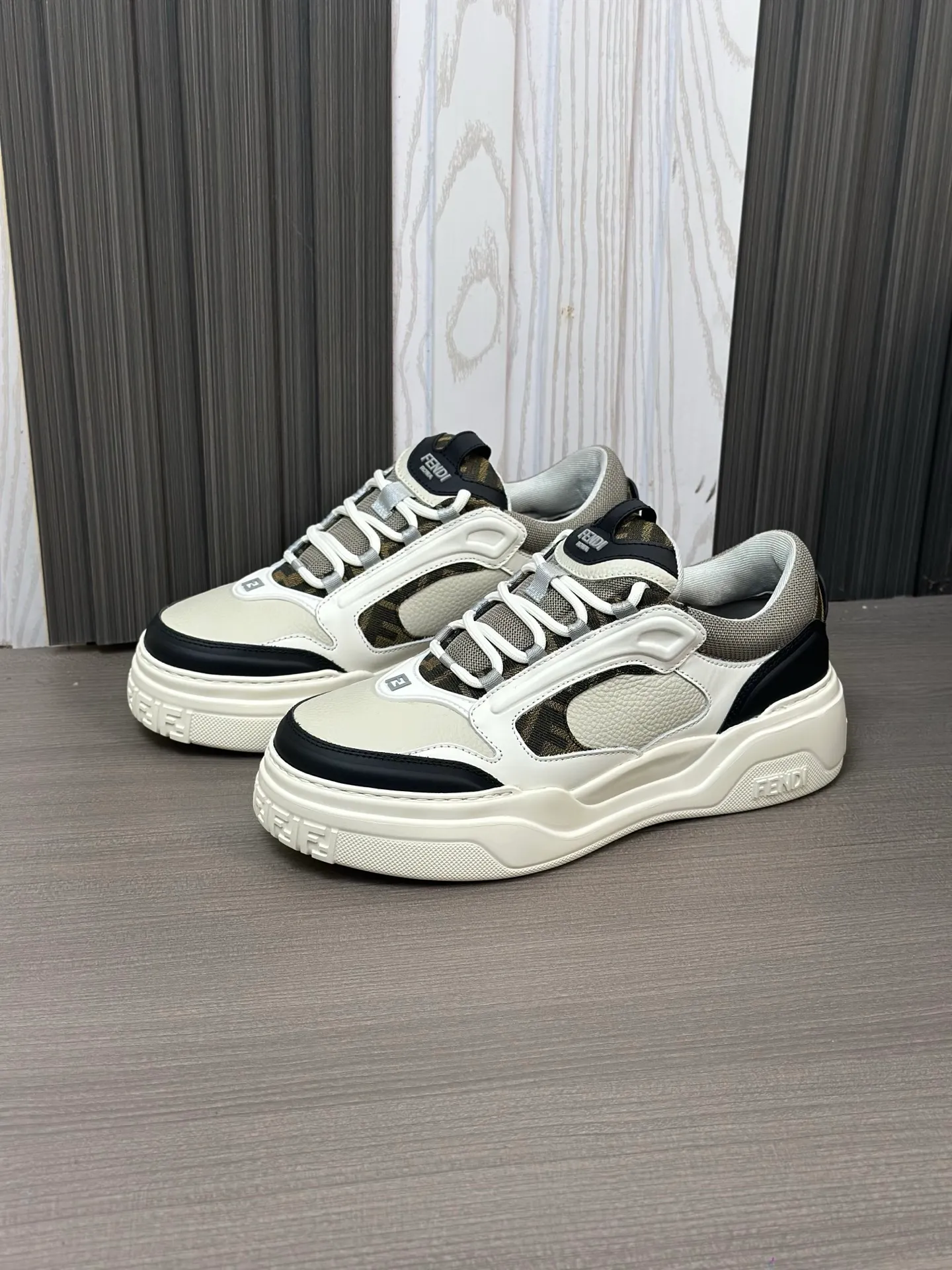 [FENDI] Fendi men's shoes 💰780💰 - High-end quality original casual sports shoes - Upper: Nappa calfskin, pebbled calfskin, tongue and heel; injection molded brand logo plastic module - Lining: brand canvas - Outsole: ultra-light T men's shoes 💰R foam rubber; molded outsole - Super high quality control, fine workmanship: highlighted (high-end, luxury, grade) -Size :39-44 (38, 45, can be customized)